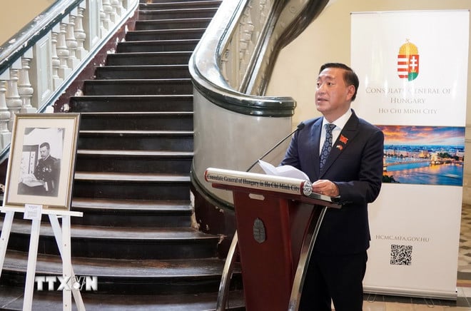 ttxvn-chu-tich-quoc-hoi-hungary-du-khai-mac-trien-lam-anh-ve-thanh-pho-ho-chi-minh-5.jpg