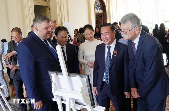 ttxvn-chu-tich-quoc-hoi-hungary-du-khai-mac-trien-lam-anh-ve-thanh-pho-ho-chi-minh-1.jpg