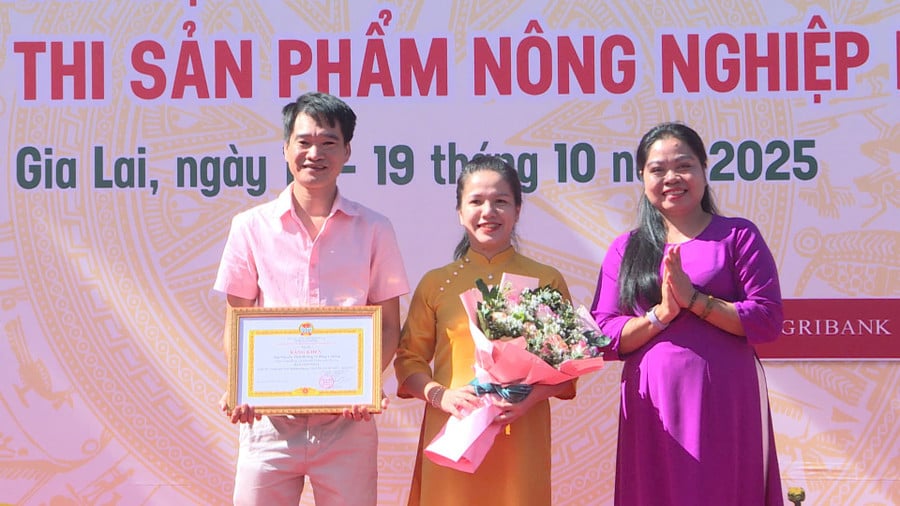 trao-giai-nhat-cuoc-thi-nong-dan-khoi-nghiep-sang-tao.jpg