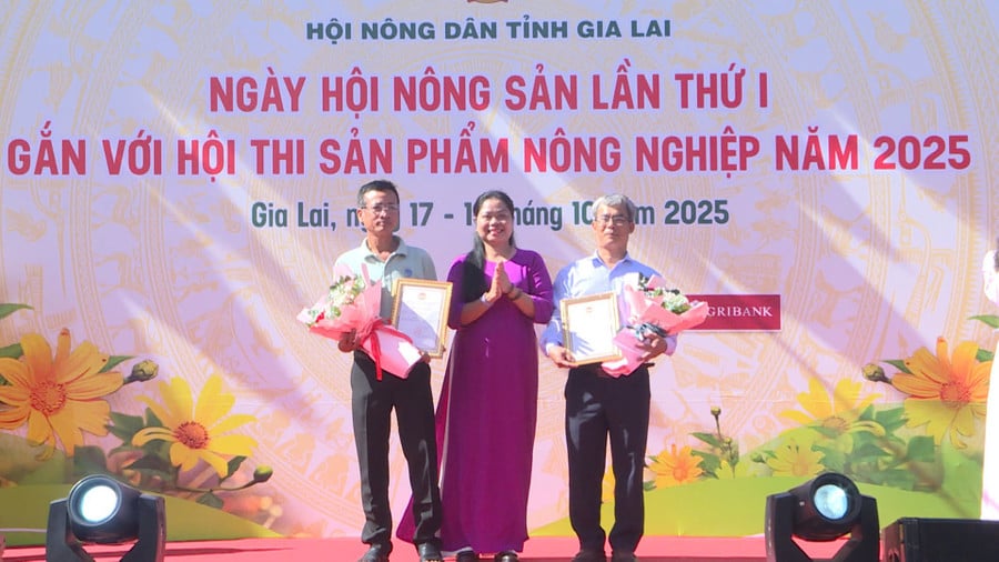 trao-giai-nhat-cho-cac-san-pham-nong-nghiep-tieu-bieu.jpg