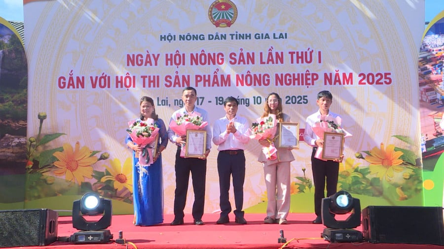 trao-giay-chung-nhan-cho-cac-san-pham-dat-giai-2.jpg