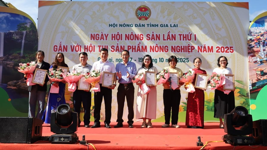 trao-giai-khuyen-khich-cho-san-pham-nong-nghiep-tieu-bieu.jpg