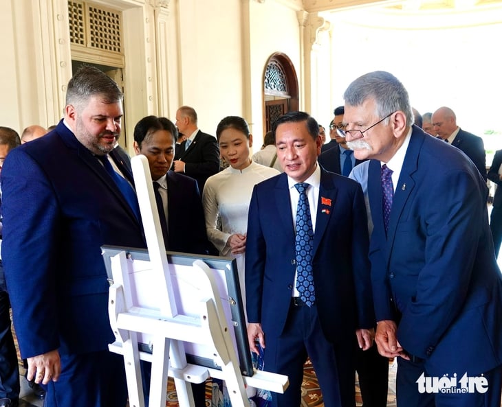 មើលរូបថតនៃរោងមហោស្រព គណៈកម្មាធិការប្រជាជនទីក្រុងហូជីមិញ និងទន្លេ Saigon ថតដោយវេជ្ជបណ្ឌិតជនជាតិហុងគ្រីកាលពីជាងមួយសតវត្សមុន - រូបថត ១. Ngắm ảnh Nhà hát, UBND TP.HCM, sông Sài Gòn do bác sĩ người Hungary chụp hơn 100 năm - Ảnh 1.