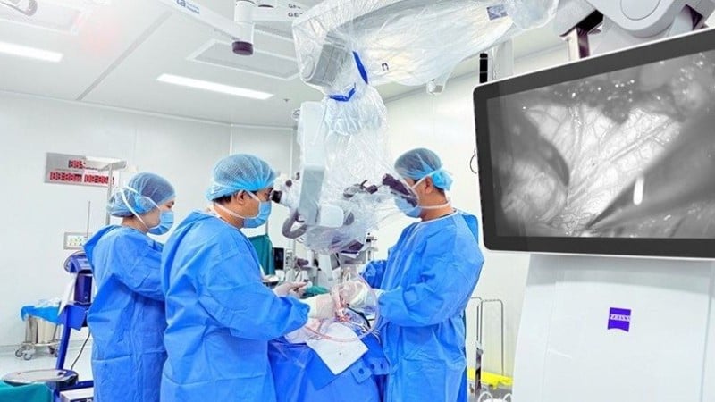 Bác sĩ phẫu thuật giải áp, ngăn tiến triển rỗng tuỷ cho bệnh nhân.