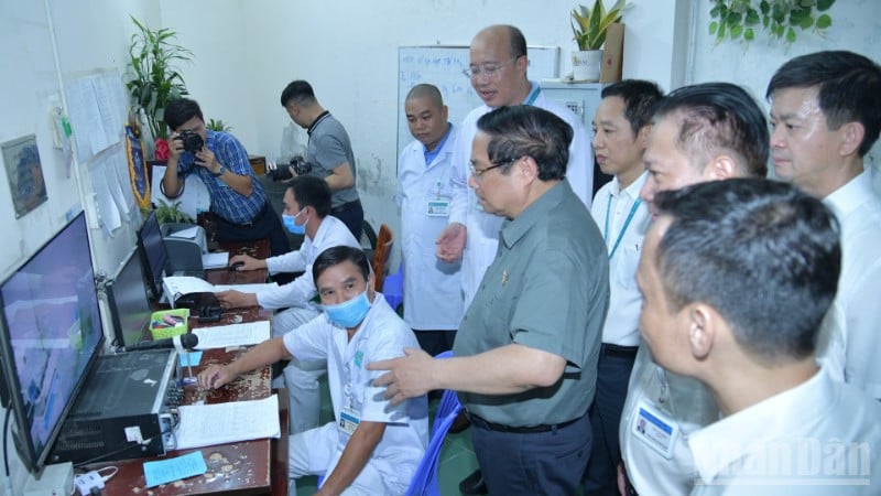 Prime Minister Pham Minh Chinh visits the Cobalt radiotherapy room of Can Tho City Oncology Hospital. (Photo: Thanh Giang)