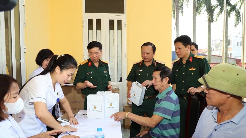 ការពិនិត្យ និងការផ្តល់ថ្នាំសម្រាប់គ្រួសារគោលនយោបាយ និងប្រជាជនក្នុងស្ថានភាពលំបាក។