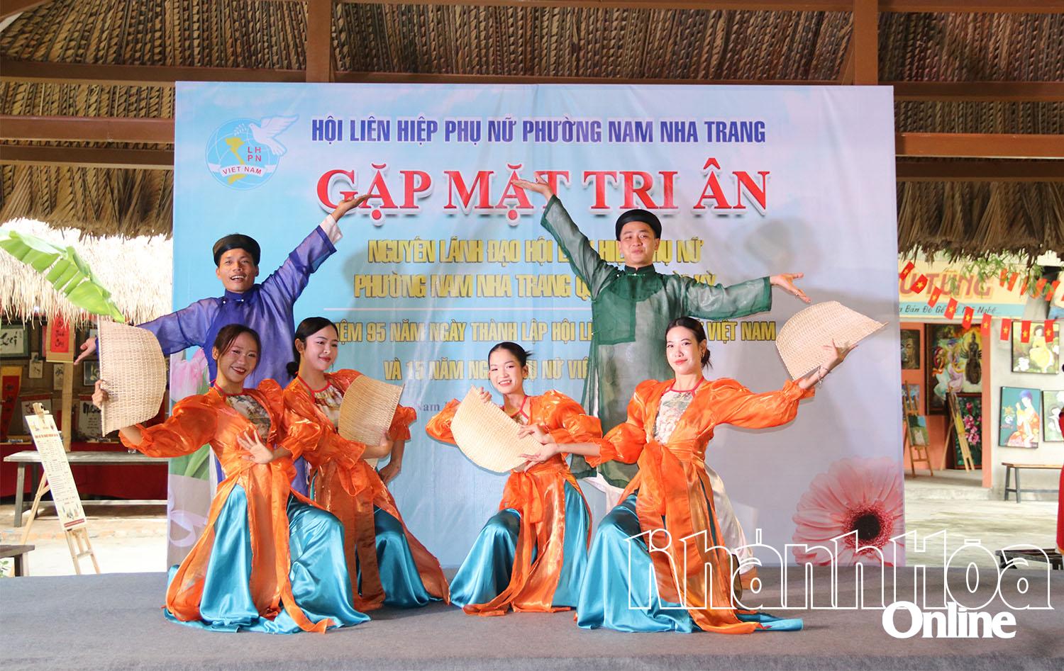 កម្មវិធីនេះមានការសម្តែងពិសេសជាច្រើន។