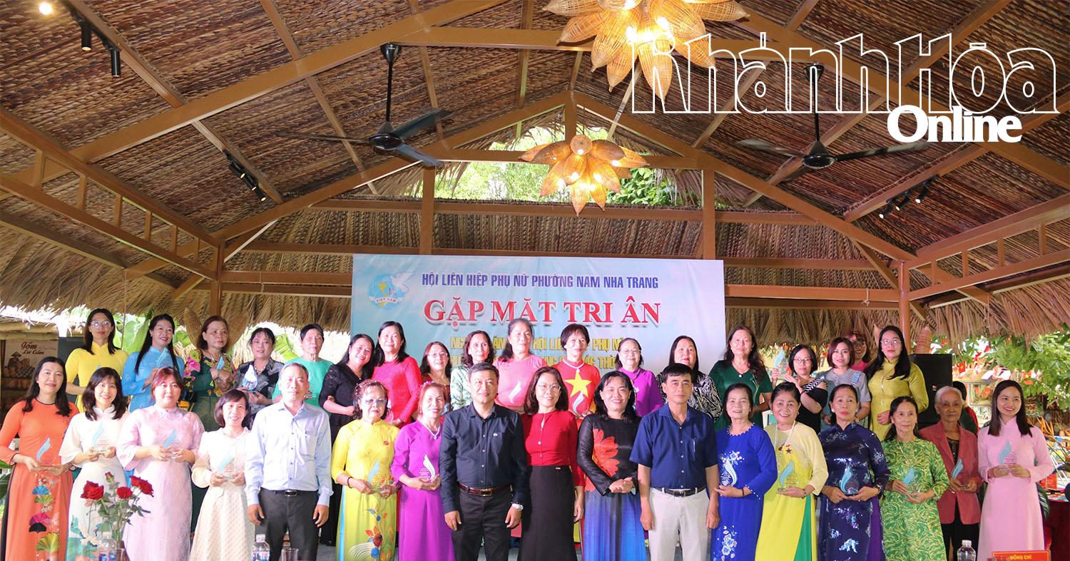 ការ​ជូន​អំណោយ​ដល់​អតីត​មេដឹកនាំ​សមាគម​ដែល​ឆ្លង​កាត់​ឆ្នាំ​កន្លង​មក។