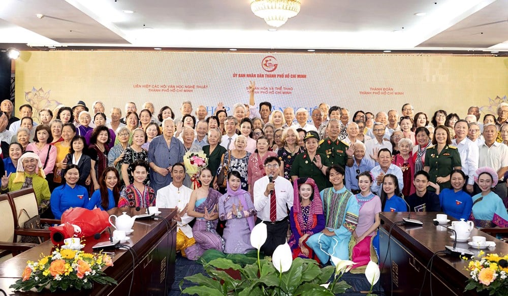 ការប្រជុំសិល្បករនៃ Base R - រូបថត ៨