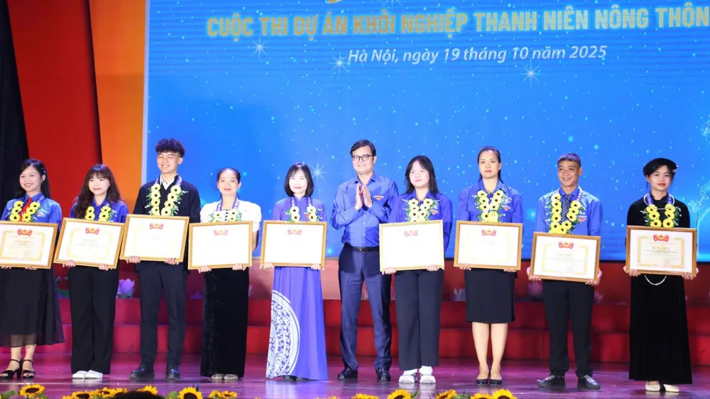 លេខាទីមួយនៃសម្ព័ន្ធយុវជនមជ្ឈិម Bui Quang Huy ផ្តល់រង្វាន់សម្រាប់ការប្រកួតប្រជែងគម្រោងចាប់ផ្តើមយុវជនជនបទឆ្នាំ 2025