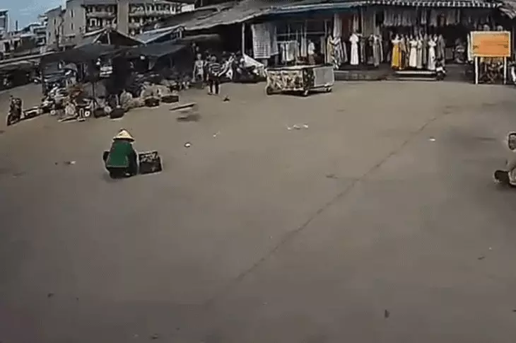ニャチャンのダムトロン市場での道路秩序と交通安全の回復 - 写真 1。 Lập lại trật tự lòng đường, an toàn giao thông tại chợ Đầm tròn Nha Trang - Ảnh 1.