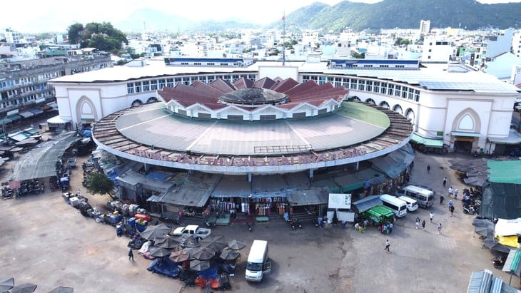ニャチャンのダムトロン市場での道路秩序と交通安全の回復 - 写真 2。 Chợ đầm tròn - Ảnh 2.