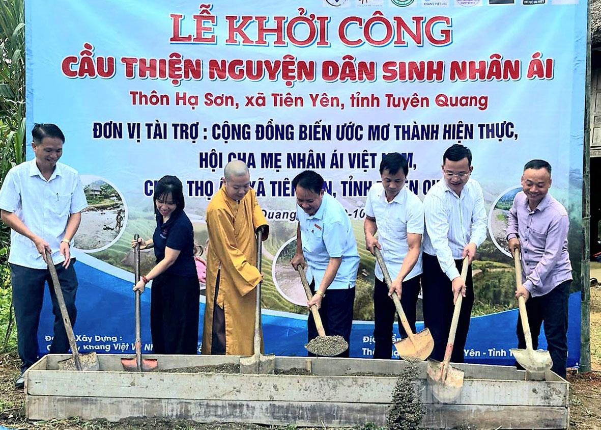 Lãnh đạo xã Tiên Yên và các đơn vị tài trợ khởi công xây dựng cầu thiện nguyện dân sinh thôn Hạ Sơn.