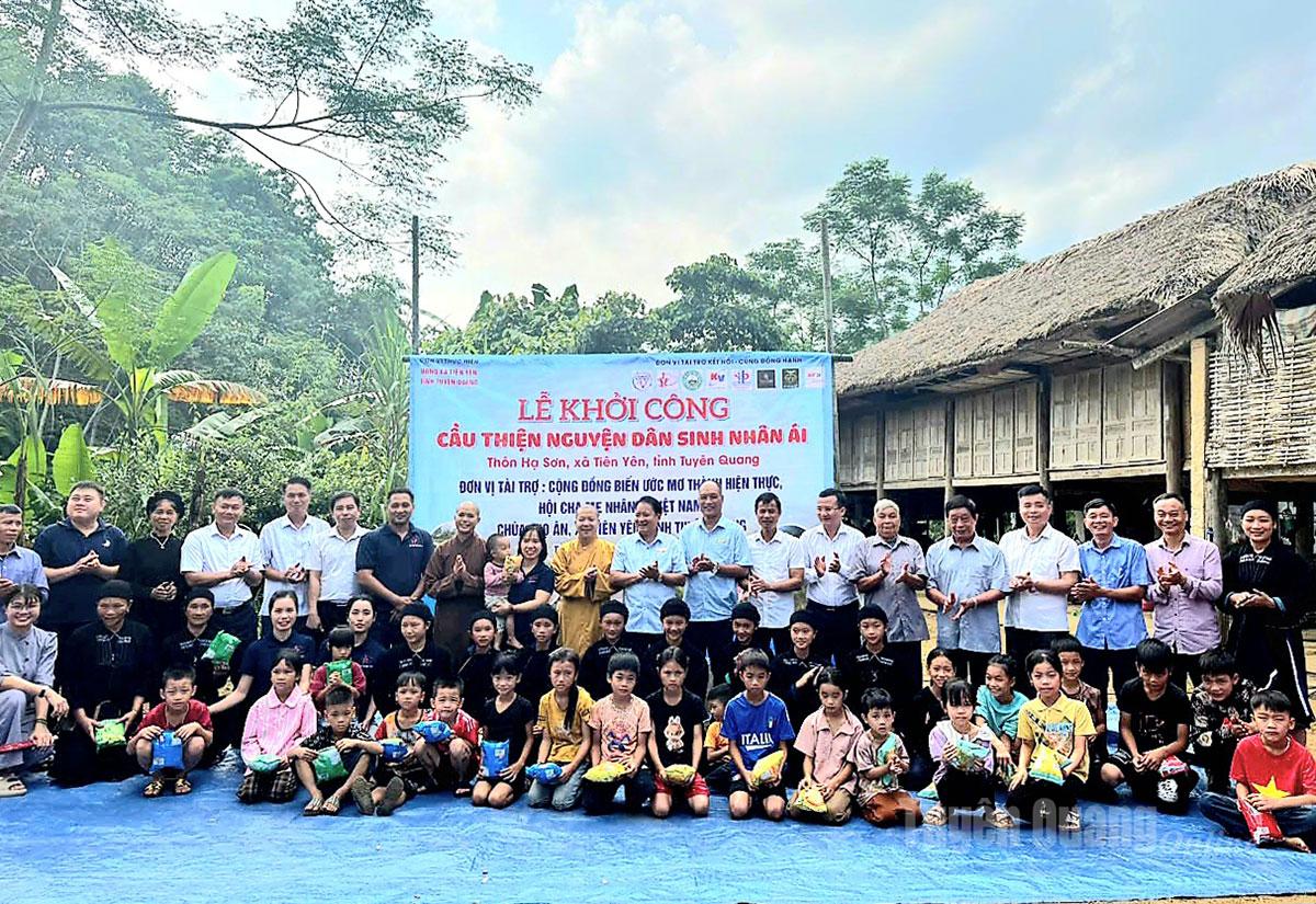 Lãnh đạo xã Tiên Yên, các nhà tài trợ và đông đảo Nhân dân thôn Hạ Sơn tham dự Lễ khởi công xây dựng cầu dân sinh.