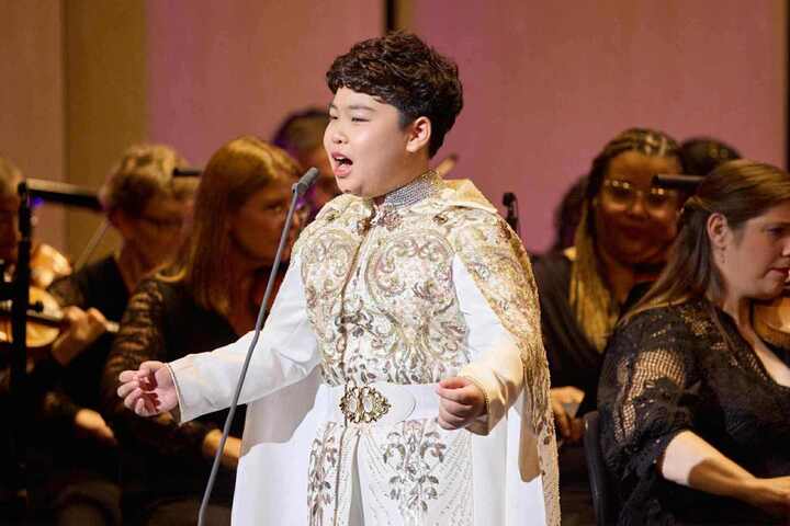 Duong Duc Hai canta a música clássica 