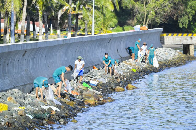 Hải đội Dân quân thường trực tỉnh An Giang thu gom rác thải bờ biển đặc khu Phú Quốc