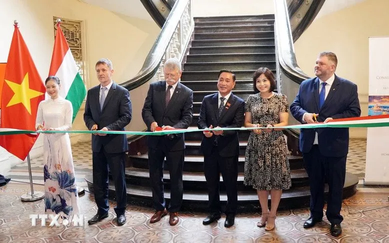 Delegates from Vietnam and Hungary performed the ribbon-cutting ceremony to open the photo exhibition. (Photo: Trung Tuyen/VNA) Đại biểu hai nước Việt Nam và Hungary thực hiện nghi thức cắt băng khai mạc triển lãm ảnh. (Ảnh: Trung Tuyến/TTXVN)