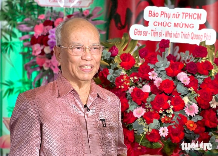 Vid 85 års ålder skriver professor Trinh Quang Phu fortfarande om farbror Ho som en flödande flod - Foto 1. Bác Hồ - Ảnh 1.