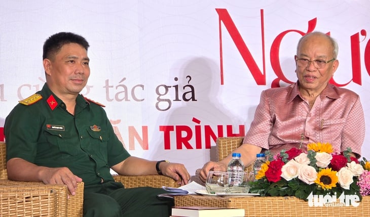 Vid 85 års ålder skriver professor Trinh Quang Phu fortfarande om farbror Ho som en flödande flod - Foto 2. Bác Hồ - Ảnh 2.
