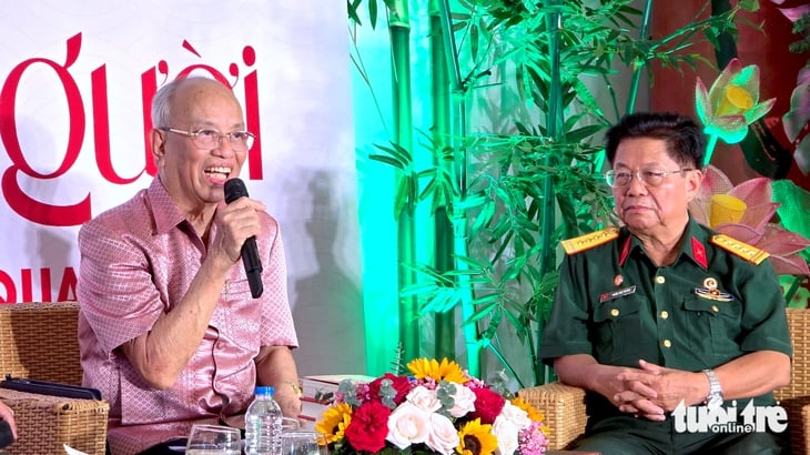 Vid 85 års ålder skriver professor Trinh Quang Phu fortfarande om farbror Ho som en flödande flod - Foto 3. Bác Hồ - Ảnh 3.