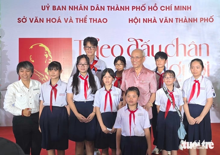Vid 85 års ålder skriver professor Trinh Quang Phu fortfarande om farbror Ho som en flödande flod - Foto 5. Bác Hồ - Ảnh 5.