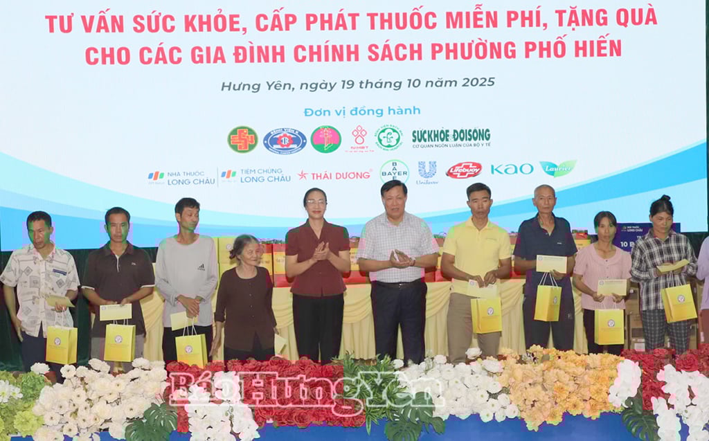 អនុរដ្ឋមន្ត្រីក្រសួងសុខាភិបាល លោក Do Xuan Tuyen ផ្តល់អំណោយដល់ជនក្រីក្រ។