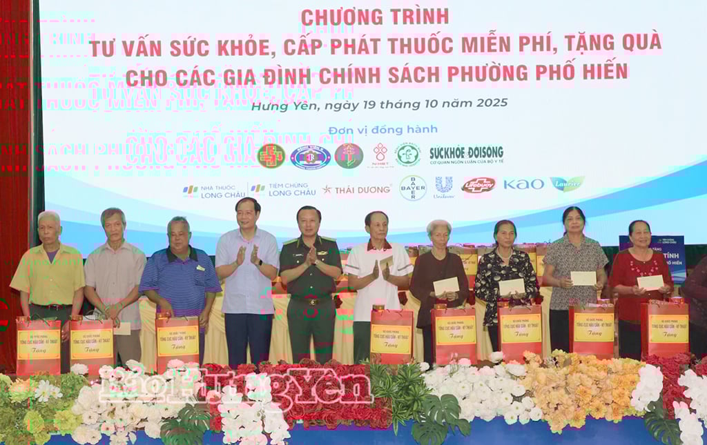 អនុរដ្ឋមន្ត្រីក្រសួងសុខាភិបាល លោក Do Xuan Tuyen ផ្តល់អំណោយដល់ជនក្រីក្រ។