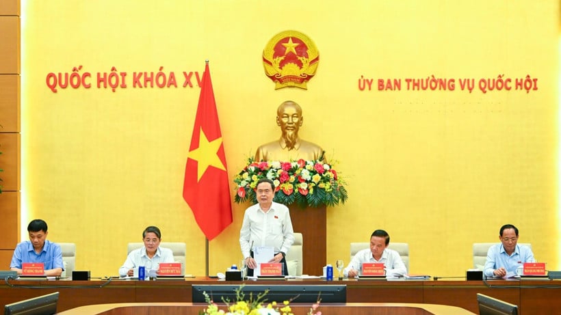 Nationalförsamlingens ordförande Tran Thanh Man och nationalförsamlingens vice ordförande ledde mötet. (Foto: DUY LINH)