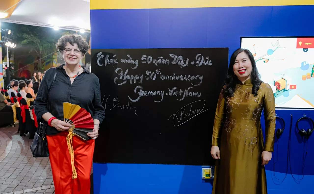 Thứ trưởng Ngoại giao Lê Thị Thu Hằng và Đại sứ Helga Margarete Barth ký tên và chụp bức ảnh lưu niệm. (Ảnh: Thành Long)