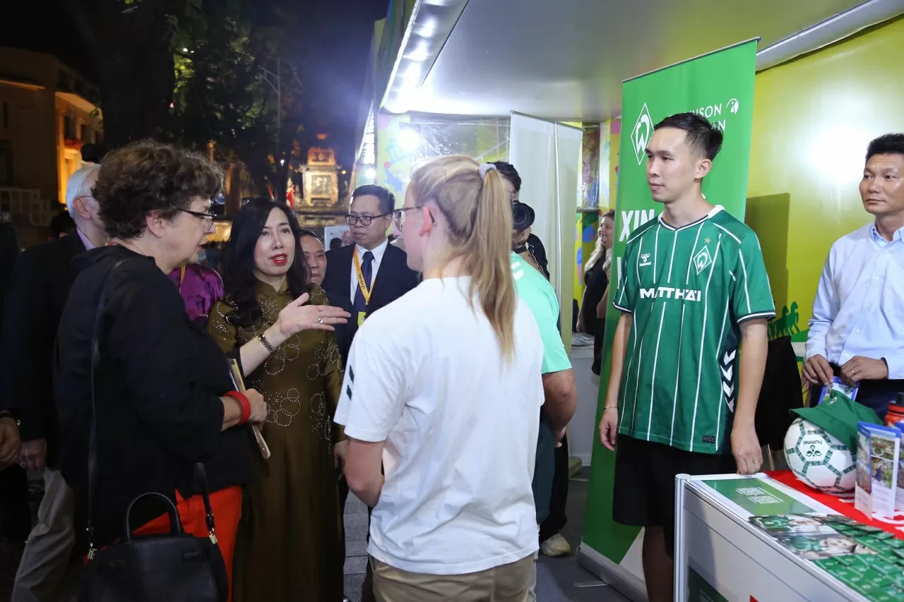 Thứ trưởng Ngoại giao Lê Thị Thu Hằng và Đại sứ Helga Margarete Barth ký tên và chụp bức