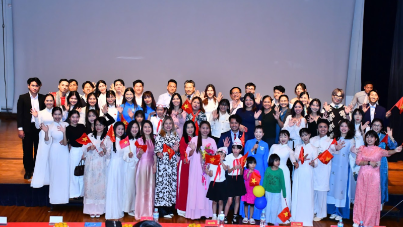 Many overseas Vietnamese living, studying and working in the Kansai region, Japan attended the program