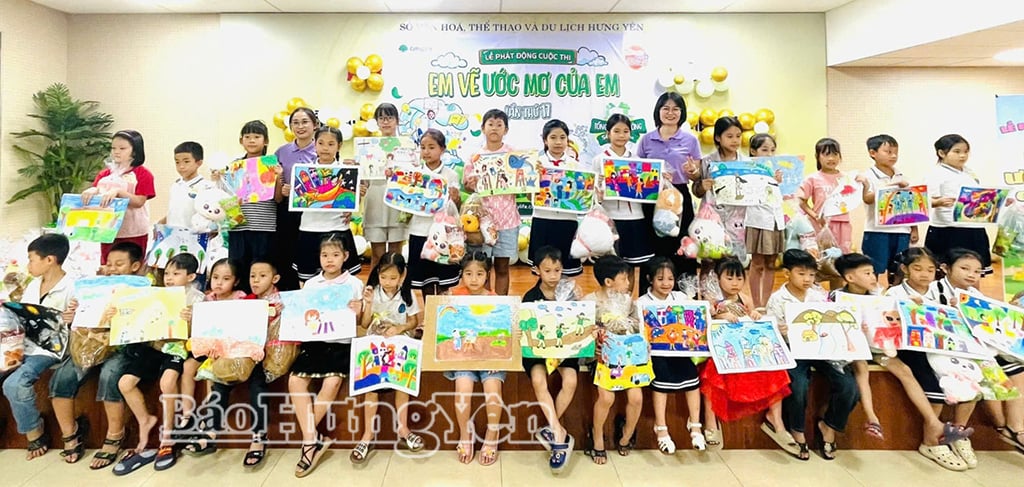 Ban Tổ chức trao quà cho các em học sinh.