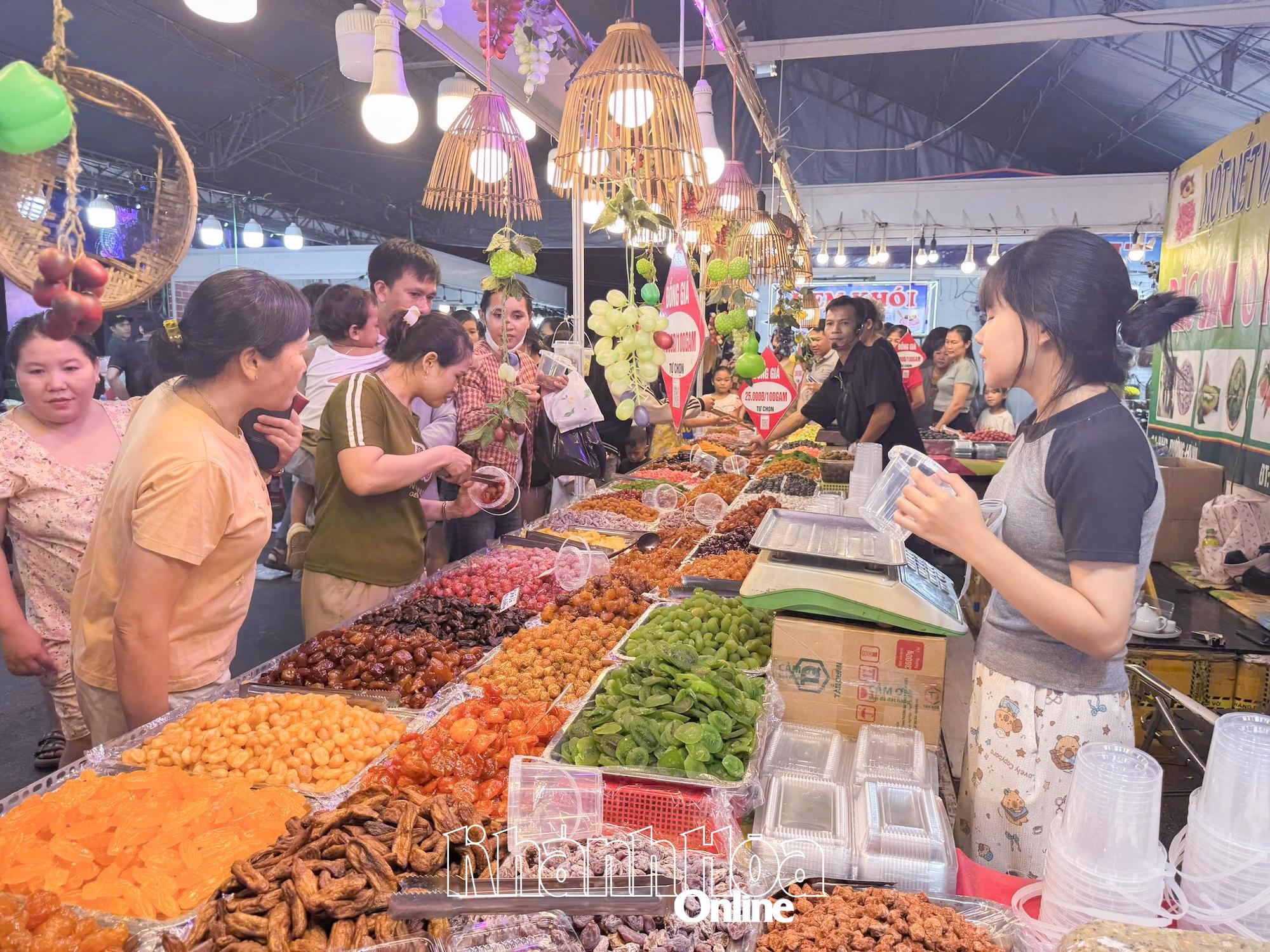 តូបជាច្រើនទាក់ទាញហ្វូងមនុស្ស។