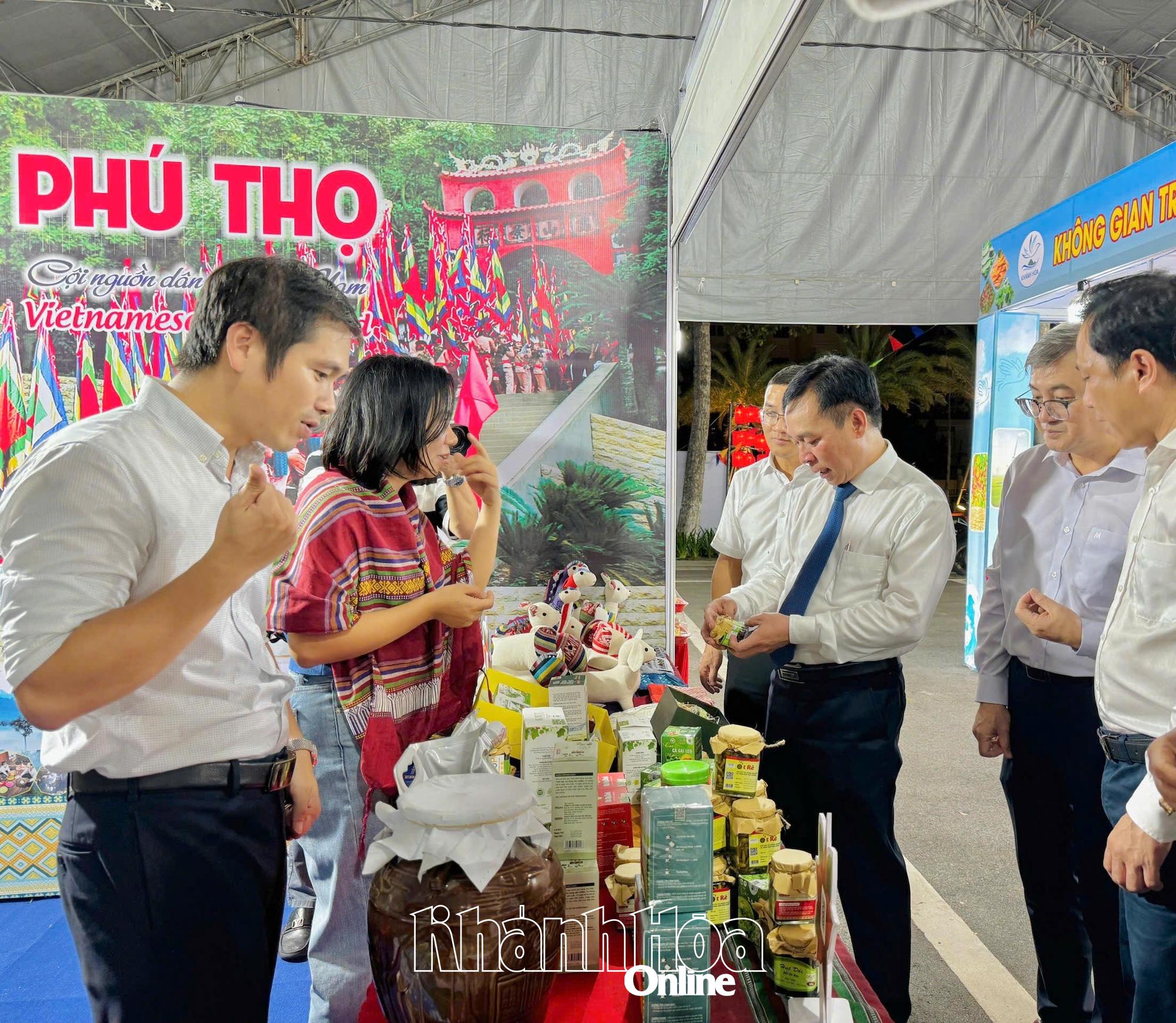 ថ្នាក់ដឹកនាំនៃមជ្ឈមណ្ឌលវិនិយោគ ពាណិជ្ជកម្ម និងទេសចរណ៍ Khanh Hoa បានទៅទស្សនាស្តង់ខេត្ត Phu Tho ក្នុងពិព័រណ៍នេះ។