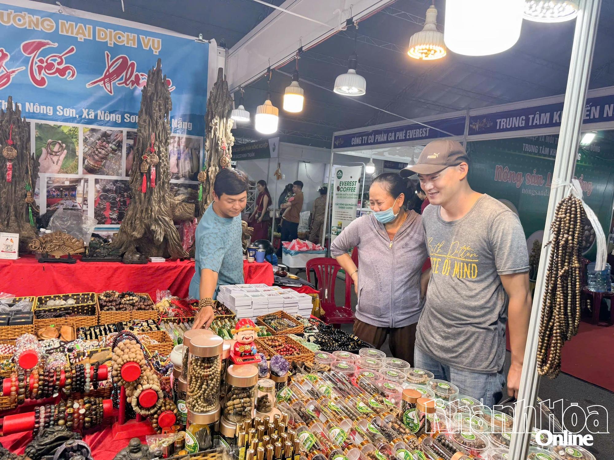 អតិថិជនមកទស្សនា និងទិញទំនិញនៅឯពិព័រណ៍។