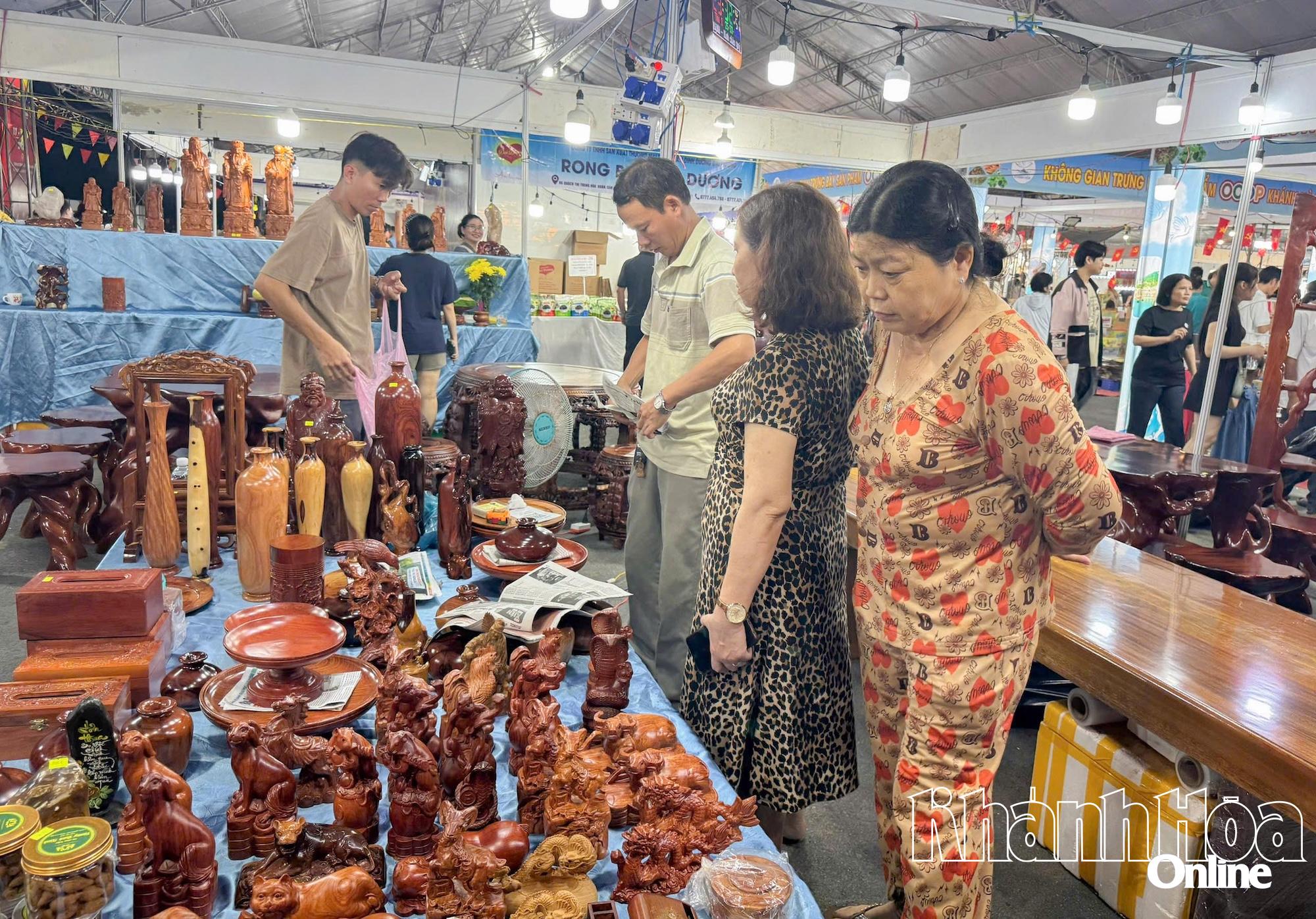 ផលិតផល​សិប្បកម្ម​បាន​ទាក់ទាញ​ការ​ចាប់​អារម្មណ៍​ពី​មនុស្ស​ជា​ច្រើន​នៅ​ក្នុង​ពិព័រណ៍។