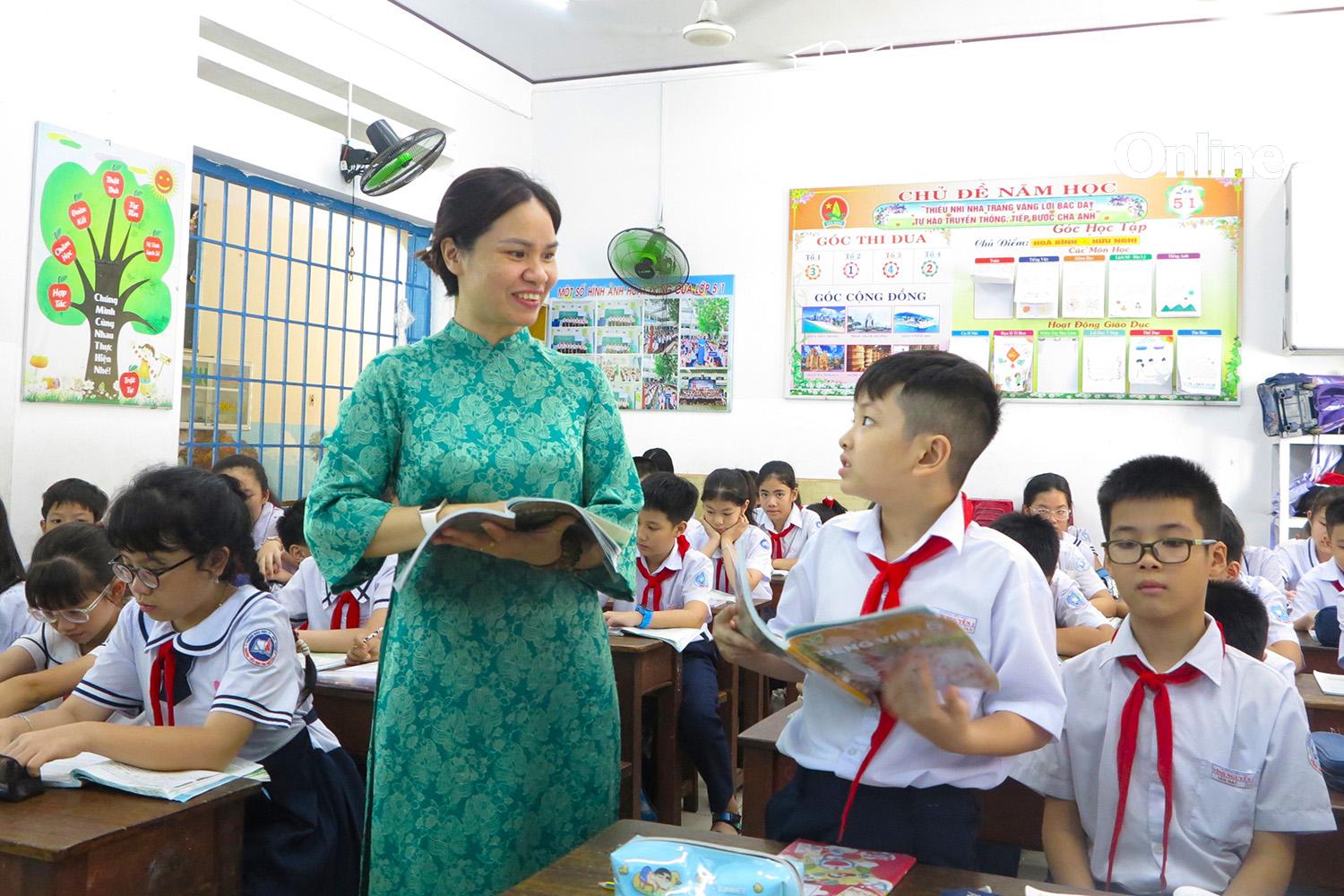 ម៉ោងសិក្សារបស់លោកគ្រូអ្នកគ្រូ សាលាបឋមសិក្សា វិញង្វៀន ១។