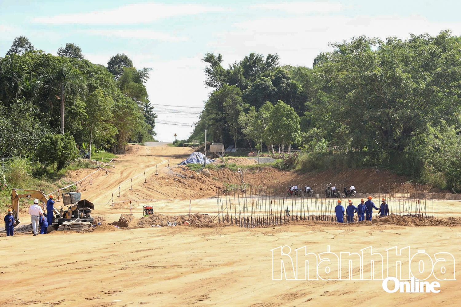 ការ​សាងសង់​ផ្លូវ​ចរាចរណ៍​អន្តរ​តំបន់​កាត់​តាម​ឃុំ Khanh Vinh។