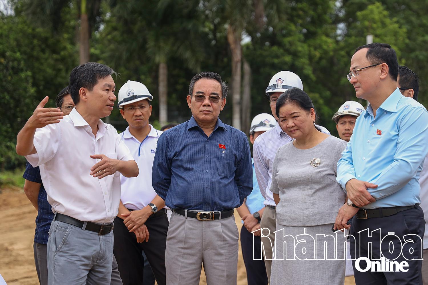 សមមិត្ត Nguyen Ngoc Son និងគណៈប្រតិភូ  បានត្រួតពិនិត្យវាល  ផ្លូវអន្តរតំបន់  គម្រោង។  