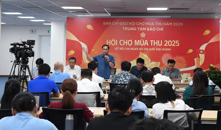 Đẩy nhanh tiến độ thi công các gian hàng Hội chợ Mùa thu - Ảnh 1.