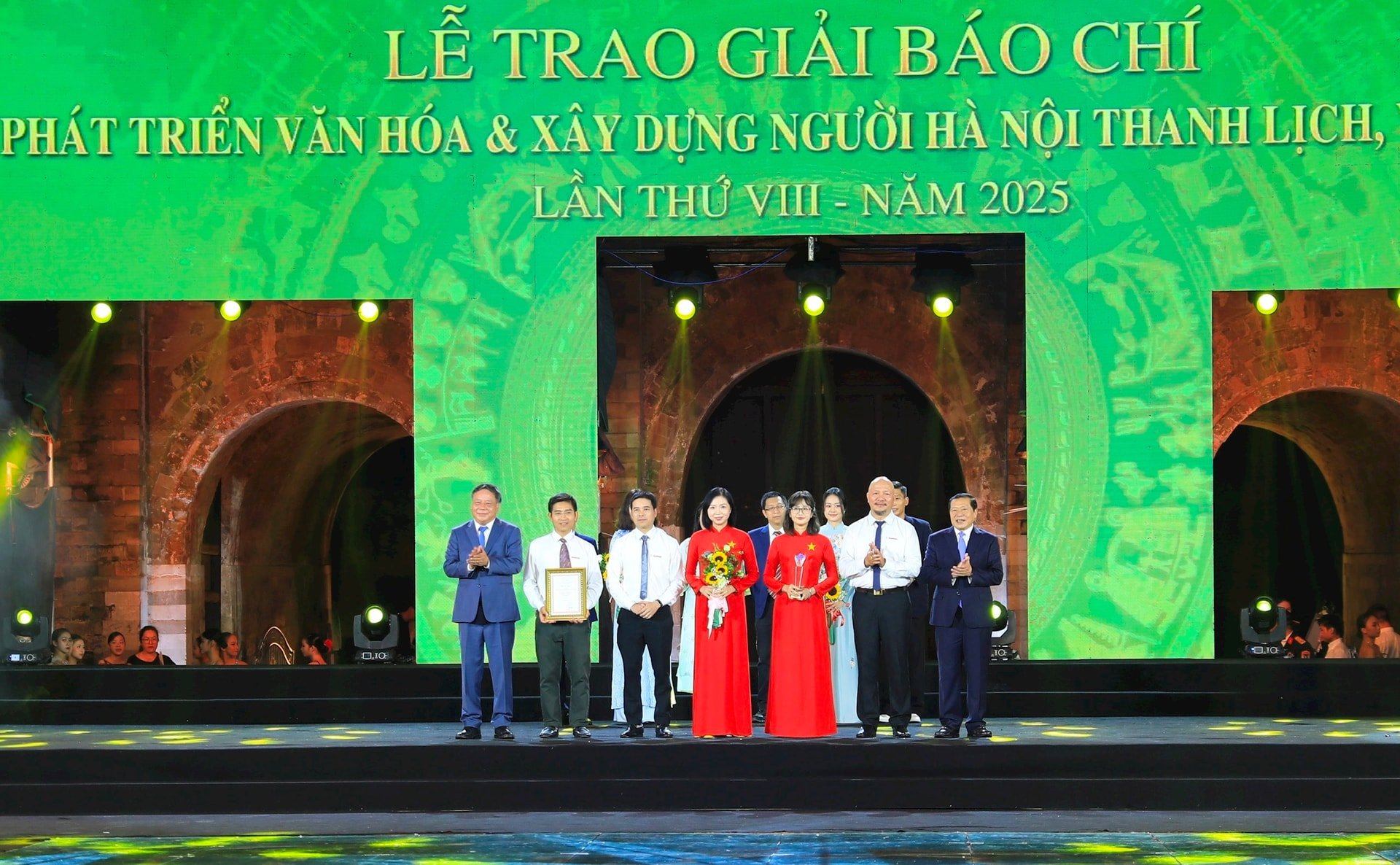 a1-trao-giai-a.jpg