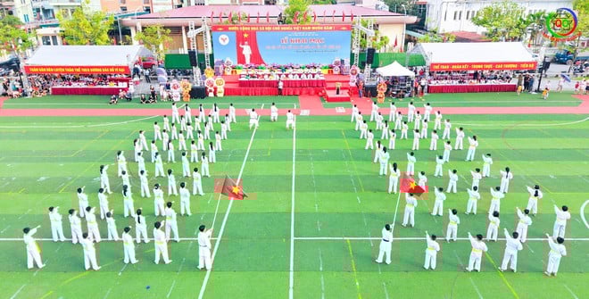 Quoc Oai kommun invigde jublande den första idrottsfestivalen - Foto 2. Xã Quốc Oai tưng bừng khai mạc Đại hội Thể dục Thể thao lần thứ Nhất- Ảnh 2.
