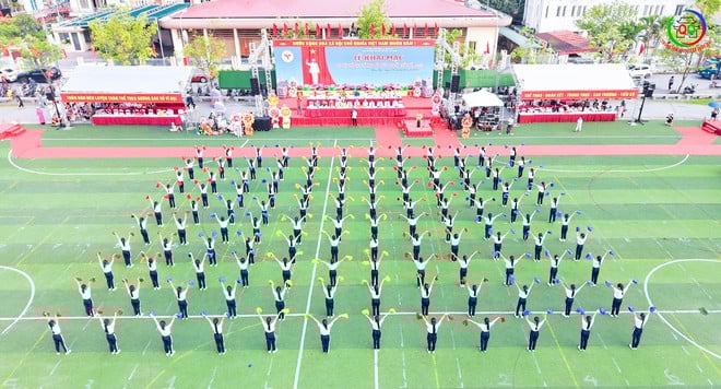 Quoc Oai kommun invigde jublande den första idrottsfestivalen - Foto 3. Xã Quốc Oai tưng bừng khai mạc Đại hội Thể dục Thể thao lần thứ Nhất- Ảnh 3.