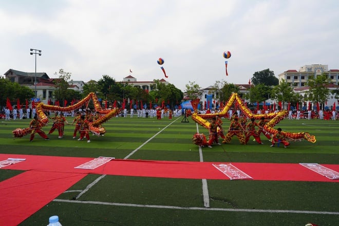 Quoc Oai kommun invigde jublande den första idrottsfestivalen - Foto 8. Xã Quốc Oai tưng bừng khai mạc Đại hội Thể dục Thể thao lần thứ Nhất- Ảnh 8.