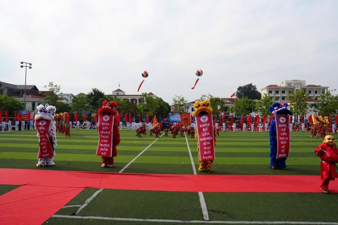 Quoc Oai kommun invigde jublande den första idrottsfestivalen - Foto 9. Xã Quốc Oai tưng bừng khai mạc Đại hội Thể dục Thể thao lần thứ Nhất- Ảnh 9.