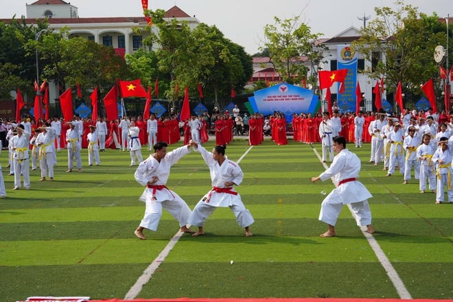 Quoc Oai kommun invigde jublande den första idrottsfestivalen - Foto 10. Xã Quốc Oai tưng bừng khai mạc Đại hội Thể dục Thể thao lần thứ Nhất- Ảnh 10.