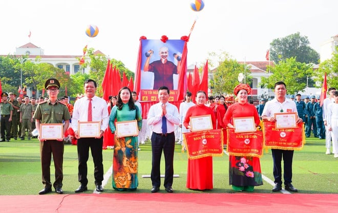 Quoc Oai kommun invigde jublande den första idrottsfestivalen - Foto 11. Xã Quốc Oai tưng bừng khai mạc Đại hội Thể dục Thể thao lần thứ Nhất- Ảnh 11.