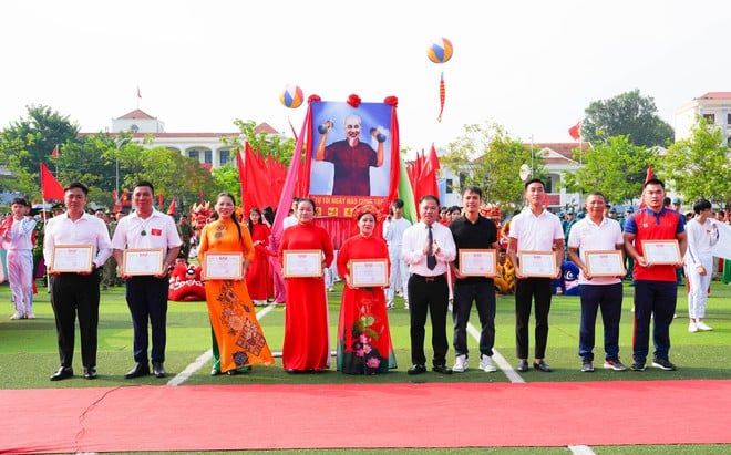 Quoc Oai kommun invigde jublande den första idrottsfestivalen - Foto 12. Xã Quốc Oai tưng bừng khai mạc Đại hội Thể dục Thể thao lần thứ Nhất- Ảnh 12.