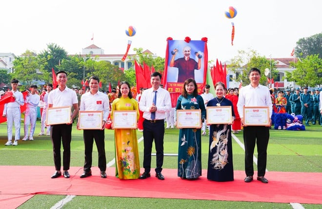 Quoc Oai kommun invigde jublande den första idrottsfestivalen - Foto 13. Xã Quốc Oai tưng bừng khai mạc Đại hội Thể dục Thể thao lần thứ Nhất- Ảnh 13.