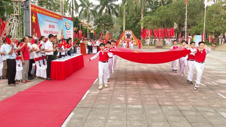 Åpning av den første Ung Hoa kommunes sportsfestival - Bilde 2. Khai mạc Đại hội thể dục - thể thao xã Ứng Hòa lần thứ I- Ảnh 2.